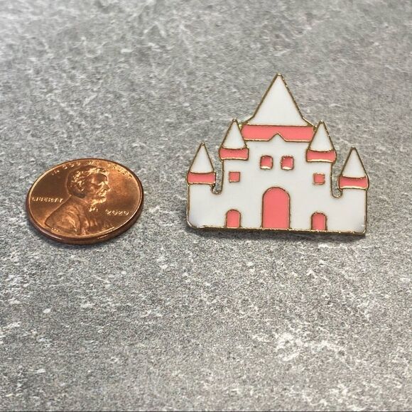 Castle Alice in Wonderland Collection Enamel Pin - Picture 3 of 6